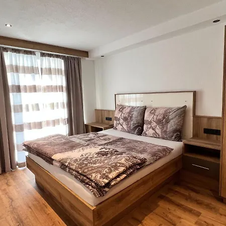 公寓 In Near Lifts *